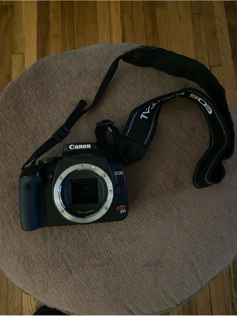 Canon EOS Digital Rebel DSLR (Body Only) – Untested